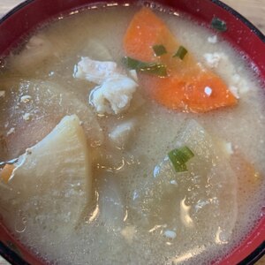 大根としめじとわかめと豆腐のお味噌汁